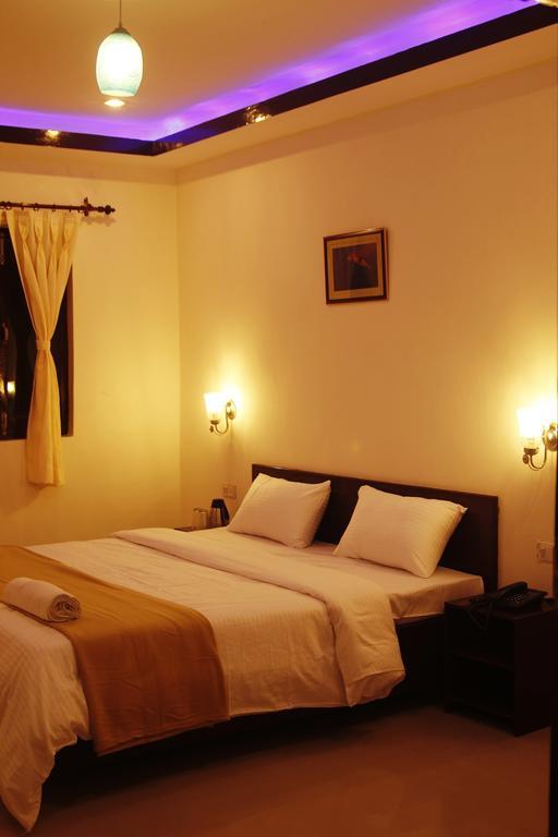 Hotel Hill Palace Kausani Bagian luar foto